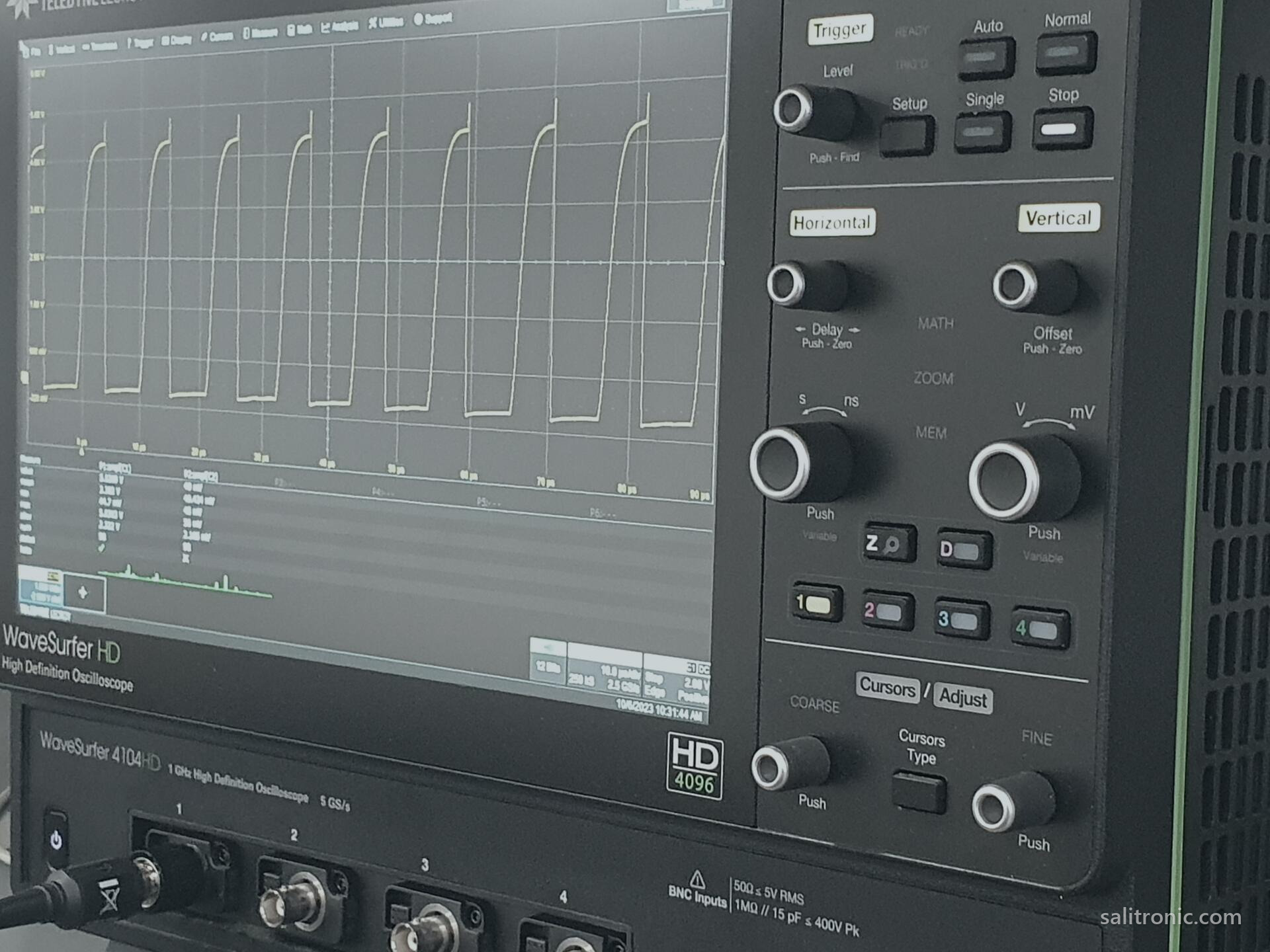 Oscilloscope on the test bench